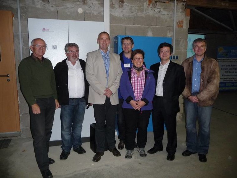 Die Beteiligten, v.l.n.r.: Dr.-Ing. Werner Eck (Geiger Engineering), Gerd Porzky (2. Vorstand LSV), Joachim Geiger (Geiger Engineering), Michael Hertlein (SMS Solar), Ramona Gensel (2. Bürgermeisterin Hirschaid), Zhen Wie (Lightway Deutschland), Martin Waschner (1. Vorstand LSV) Die Beteiligten, v.l.n.r.: Dr.-Ing. Werner Eck (Geiger Engineering), Gerd Porzky (2. Vorstand LSV), Joachim Geiger (Geiger Engineering), Michael Hertlein (SMS Solar), Ramona Gensel (2. Bürgermeisterin Hirschaid), Zhen Wie (Lightway Deutschland), Martin Waschner (1. Vorstand LSV)