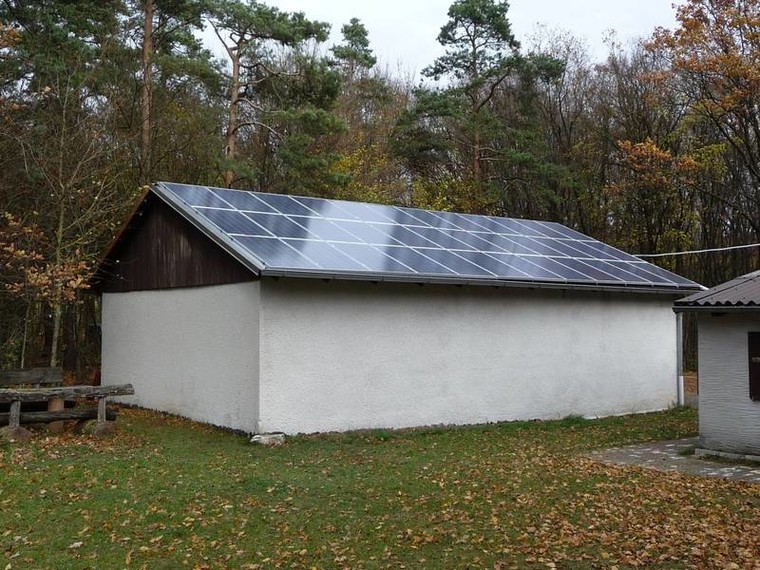 Solaranlage auf dem Dach der Windenhalle – Südausrichtung Solaranlage auf dem Dach der Windenhalle – Südausrichtung